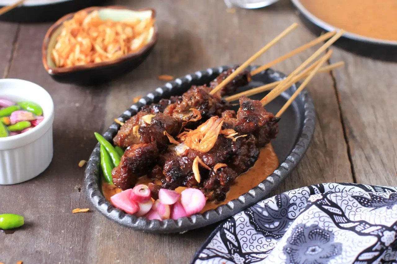 Tempat Makan Sate Legendaris yang Wajib Dicoba