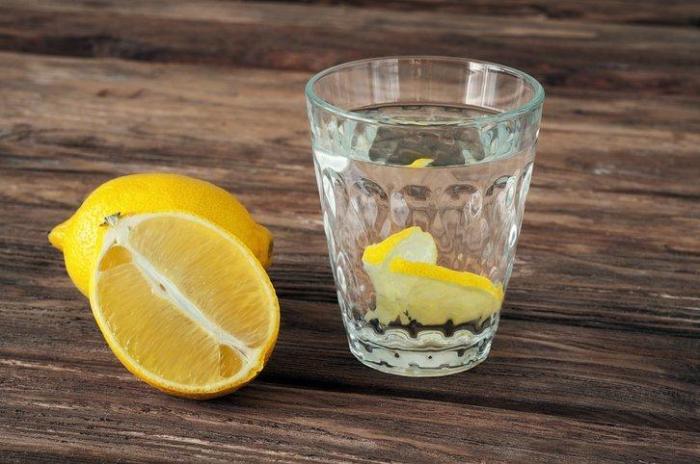 Air Infused dengan Lemon dan Mint untuk Kulit Sehat