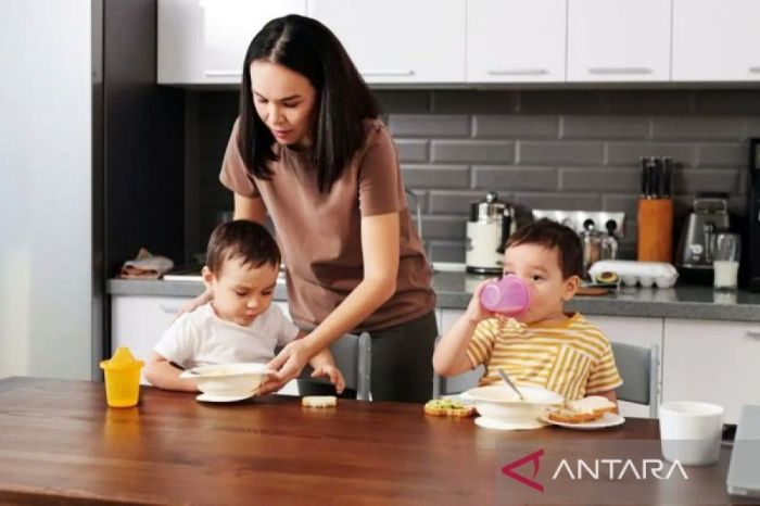 Keluarga Asia Makan Pizza Di Taman Di Rumah Orang Tua Dengan Gaya Hidup ... Tempat Makan Mana yang Cocok untuk Bawa Orang Tua?