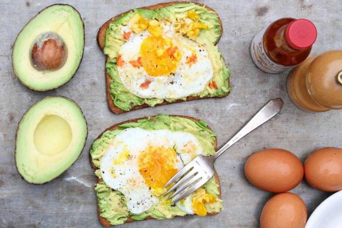 Resep Roti Panggang Isi Telur dan Alpukat untuk Sarapan Roti Panggang Alpukat dan Telur