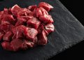 Trik Memotong Daging Kurban Agar Seratnya Lembut Saat Dimasak