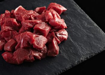 Trik Memotong Daging Kurban Agar Seratnya Lembut Saat Dimasak