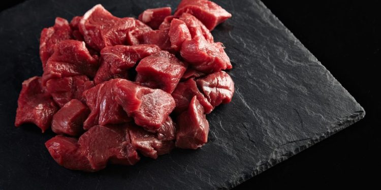 Trik Memotong Daging Kurban Agar Seratnya Lembut Saat Dimasak