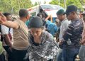 Tiga WN Singapura Datang Kembali Didampingi Warga Setelah Erupsi Dukono