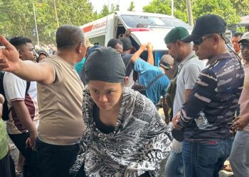 Tiga WN Singapura Datang Kembali Didampingi Warga Setelah Erupsi Dukono