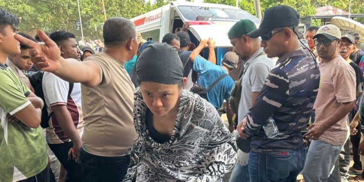 Tiga WN Singapura Datang Kembali Didampingi Warga Setelah Erupsi Dukono