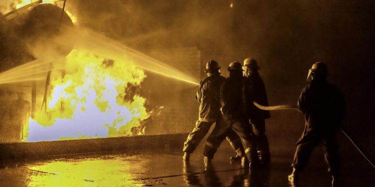 Kebakaran di Manado Mengakibatkan Satu Karyawan Tewas Terjebak di Lantai Enam