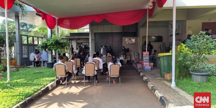 52 Tersangka Korupsi Salat Iduladha di KPK Masjid Gedung
