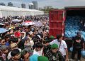 Ribuan Buruh di Monas Menerima Sembako Gratis pada Perayaan May Day 2026