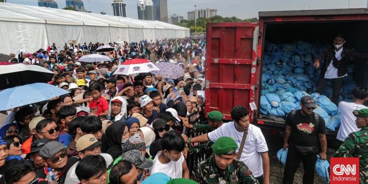 Ribuan Buruh di Monas Menerima Sembako Gratis pada Perayaan May Day 2026