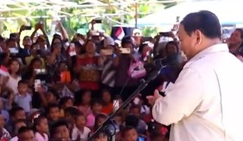 Prabowo Bertemu Warga dalam Kunjungan Kerja ke Miangas Talaud