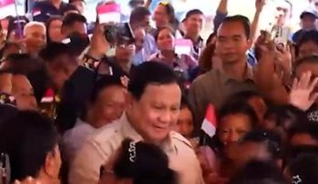 Momen Prabowo Asyik Joget Tabola Bale Bersama Warga Miangas