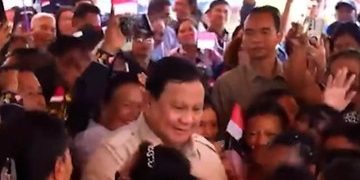 Momen Prabowo Asyik Joget Tabola Bale Bersama Warga Miangas
