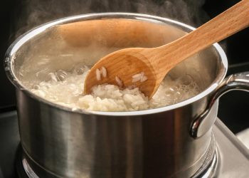 7 Metode Memasak Nasi di Panci agar Pulen dan Matang Sempurna, Mudah Dilakukan di Rumah