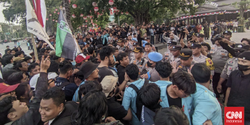 Dua Mahasiswa Diamankan Polisi dalam Aksi di DPRD Solo