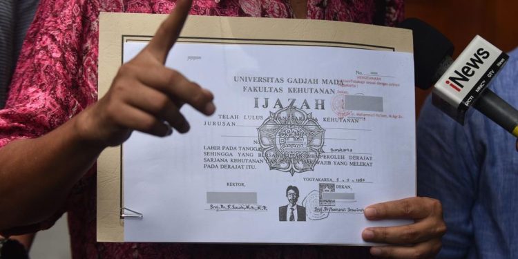 YouTuber Jelaskan Perbedaan Cap Legalisasi Ijazah Jokowi di PDIP dan KPU