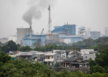 Puluhan Warga Karawaci Melawan Polusi Debu Batu Bara dari Pabrik
