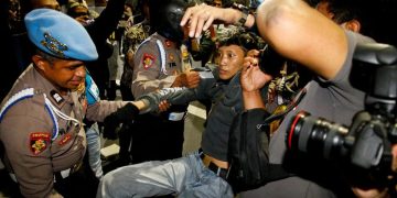 Klaim LBH Surabaya Kesulitan Dampingi Massa Aksi Tertahan