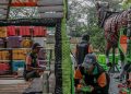 Tangan Kreatif Ubah Sampah Plastik Menjadi Perahu di Cakung