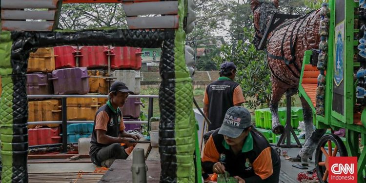Tangan Kreatif Ubah Sampah Plastik Menjadi Perahu di Cakung