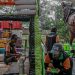 Tangan Kreatif Ubah Sampah Plastik Menjadi Perahu di Cakung