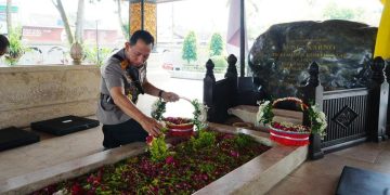 Ziarah Kapolri ke Makam Bung Karno, Gus Dur, dan Soeharto