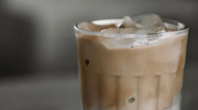 Cara Membuat Es Kopi Susu Tanpa Kental Manis yang Tetap Creamy dan Lezat