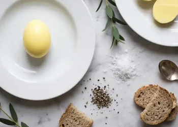 Cara Membuat Telur Rebus Berwarna Kuning Keemasan yang Unik