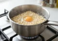 Trik Memasak Mi Instan dengan Telur agar Kuah Kental dan Gurih
