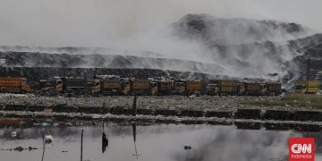 Kebakaran TPA Jatiwaringin Hari Ke-6 Belum Padam, 102 Warga Mengungsi