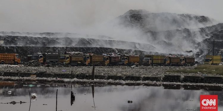 Kebakaran TPA Jatiwaringin Hari Ke-6 Belum Padam, 102 Warga Mengungsi