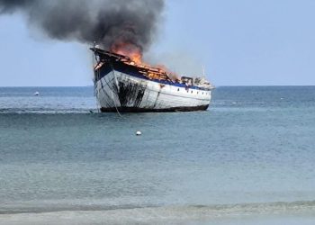 Kapal Wisata Pinisi Terbakar di Perairan Bulukumba, 6 ABK Selamat