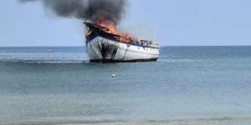 Kapal Wisata Pinisi Terbakar di Perairan Bulukumba, 6 ABK Selamat