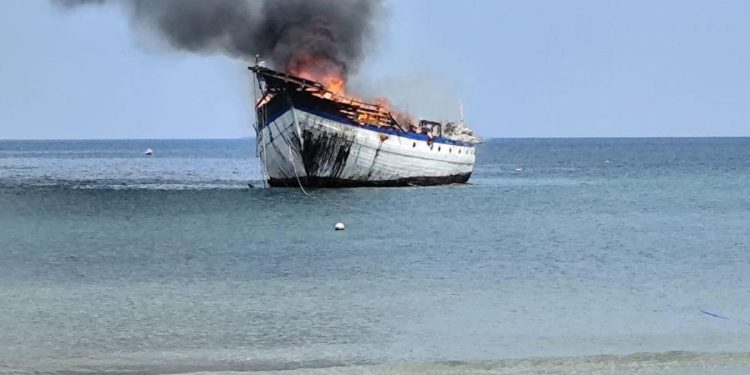 Kapal Wisata Pinisi Terbakar di Perairan Bulukumba, 6 ABK Selamat