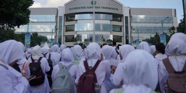 Viral Mahasiswa Unisa Yogya Memakai Busana Wanita Masuk Toilet Mahasiswi