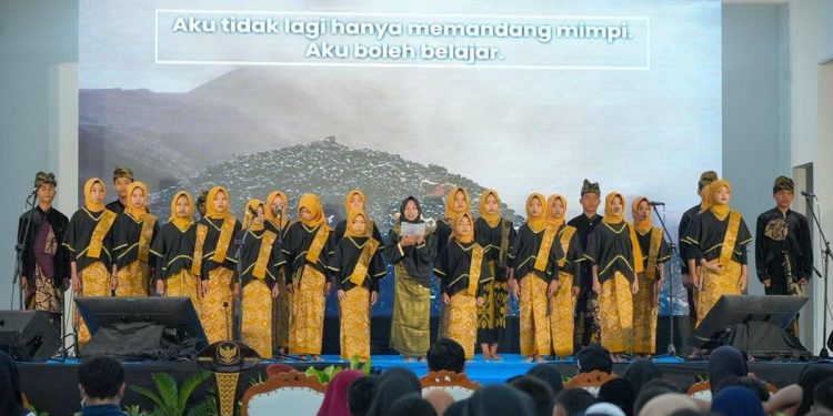 Drama Putri Mandalika dalam Bahasa Inggris Hiasi Acara Open House Sekolah Rakyat
