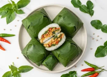 Resep Nasi Cokot Ayam Suwir Kemangi Pedas untuk Bekal Siap Saji