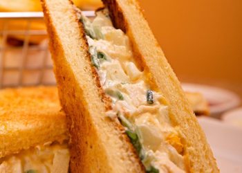 Resep Sandwich Salad Ayam ala Deli Amerika yang Krimi dan Mudah Dibuat