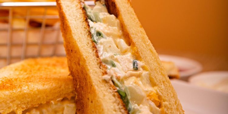 Resep Sandwich Salad Ayam ala Deli Amerika yang Krimi dan Mudah Dibuat