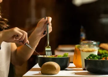 Girl Dinner Kembali Populer, Konsep Makan Malam Praktis dengan Isi Piring Sesuka Hati