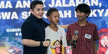 Disambut Puisi Siswa SR ‘Dari Jalanan Menuju Harapan’ oleh Seskab Teddy