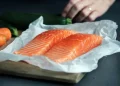 Masak Ikan Salmon Lembut dan Anti Amis dengan Tips Menghindari Overcooked