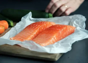 Masak Ikan Salmon Lembut dan Anti Amis dengan Tips Menghindari Overcooked