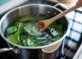 Cara Memasak Bayam supaya Tidak Menghitam dan Nutrisi Tetap Terjaga