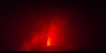 Foto Lava Pijar yang Dikeluarkan oleh Gunung Anak Krakatau