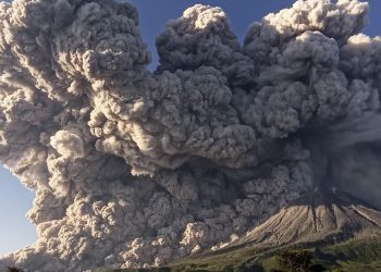 Gunung Sinabung Erupsi, 2451 Warga dari Dua Desa Dievakuasi