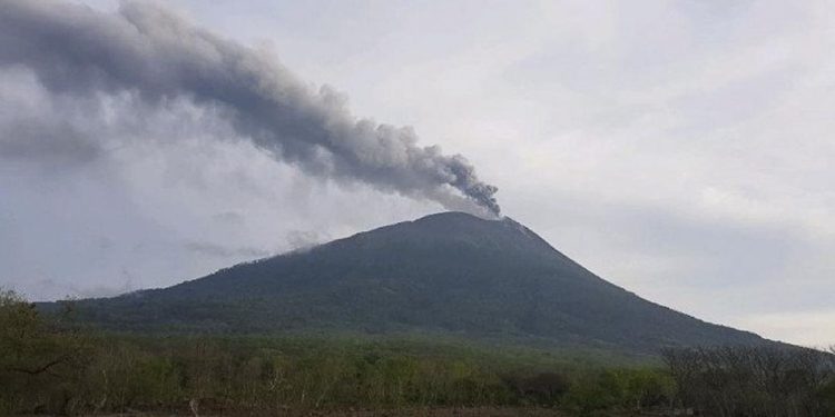 Gunung Ili Lewotolok Meletus Dua Kali dengan Kolom Abu Tinggi 700 Meter