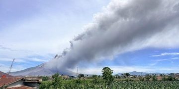Foto Erupsi Gunung Sinabung Naik Status Siaga