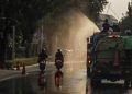 Foto Jakarta Semprot Jalan Mitigasi Abu Vulkanik dari Anak Gunung Krakatau