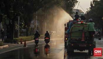 Foto Jakarta Semprot Jalan Mitigasi Abu Vulkanik dari Anak Gunung Krakatau